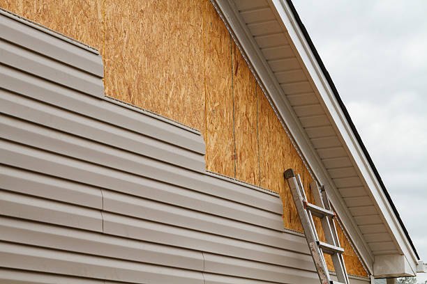 Professional Vinyl Siding technician working in Carthage, NC
